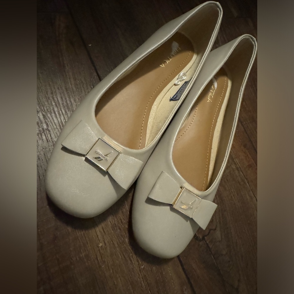 New never worn nautica tan flats w/ bow detail